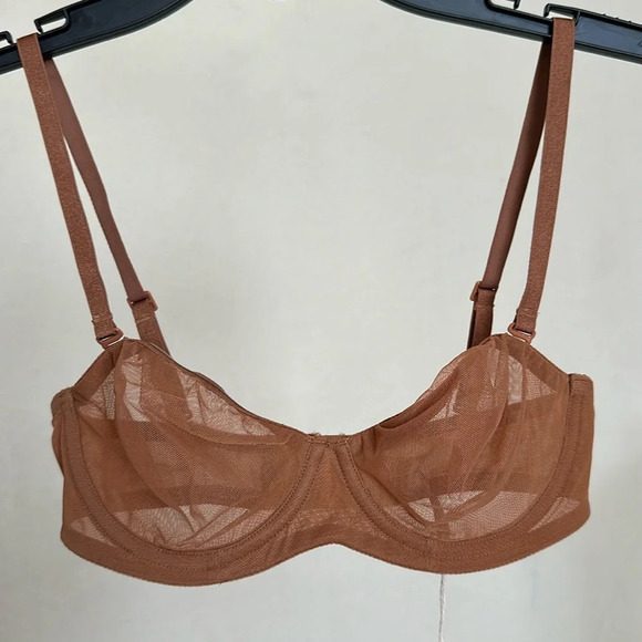 SKIMS Ultra fine mesh underwire scoop bra strapless size 32A Bronze - Picture 3 of 8
